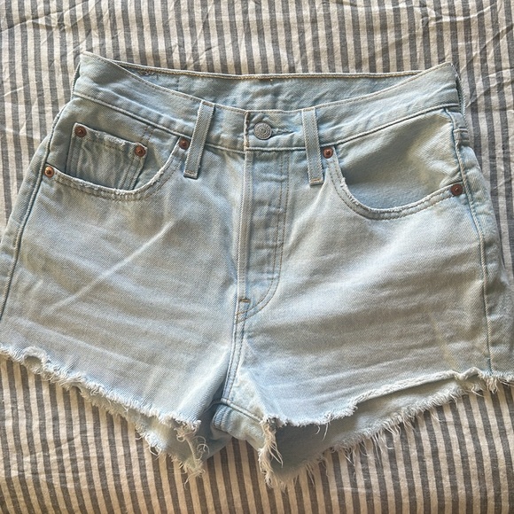 LEVI'S WOMEN'S 501 LIGHT WASH HIGH RISE OJAI LAKE ORIGINAL DENIM SHORTS - Picture 3 of 4